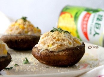 step4: 烤箱預熱180度烤約10分鐘，取出香菇於上頭擠上少許美乃滋並灑上起司粉後再入烤箱烤約10分鐘，取出灑上九層塔碎或巴西利碎即完成。