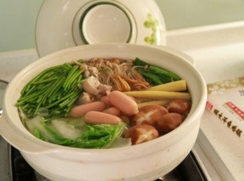 step3: 將湯倒入砂鍋中，放入雞腿塊煮熟後，放入蔬菜、菇類、明太子香腸，煮出火鍋的鮮甜香氣後，放入火鍋肉片熟後即完成。
