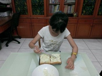 step3: 把拌好的高麗菜絲平分成兩份，放到吐司上，中間成一個凹洞。