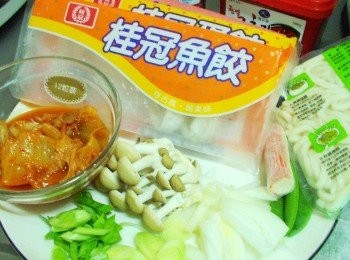 step1: 1.先準備好所需<span class="group_1">材料</span>如照片圖ˊ洋蔥/蒜苗/切薄片ˊ
甜豆去除粗纖維ˊ泡菜擰乾留下泡菜汁備用