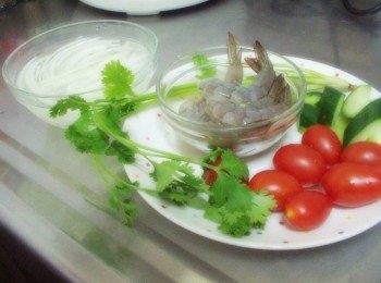 step1: [做法] 1.先準備處理好所需<span class="group_1">材料</span>ˊ並將洋蔥先泡冰水放冷藏ˊ 蝦子撥殼後開背去除腸泥ˊ<span class="group_2">調味</span>部份先拌勻備用 。