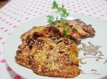 step8: 白芝麻一次多處理 些ˊ放密封罐ˊ隨時要用都非常方便ˊ (因為已經有處理好的ˊ今天就不用再另外準備了) 豬排和所有<span class="group_2">調味</span>醃漬ˊ只要表面均勻沾上醬汁即可ˊ 因為悶燒時自然能入味ˊ不需花太多時間ˊ 這樣一道很夠味的照燒豬排ˊ只要15分鐘內就能完成喔ˊ 喜歡的ˊ動手嘗試看看吧~