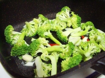 step3: 接著加入花椰菜和米杯水2杯ˊ蓋上鍋蓋略為悶熟至喜好軟硬度