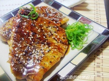 step6: 6.完成ˊ盛盤灑上黑白芝麻ˊ擺上蔥綠即可