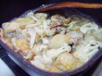 step5: 嗆入白酒ˊ燒透酒精ˊ然後略為悶煮入味