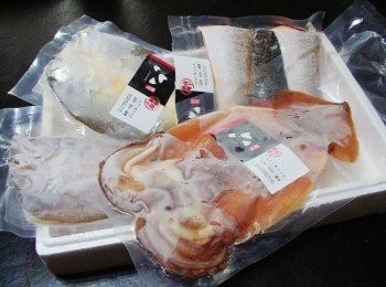 step8: 宜蘭六源味 [科技鹽漬、精確熟成、風味不減、健康加倍] 運用精密鹽漬技術，用鹽量只要1/6即能達到傳統薄鹽製品相同風味， 大量減低鈉的攝取!薄鹽製法是浸泡鹽水(5-7小時)， 六源味是手工定鹽避免油質甜份水分被鹽水拉走， 還加了日式醬汁浸泡去腥(非化學添加物，如漂白或脫氧)， 陰乾表面是使用低溫冷藏室陰乾， (魚怕溫度過高，發酵後就會產生腥味)， 除了鮭魚和鯖魚使用挪威進口， 其他魚種的一夜干則挑選宜蘭花東的現撈或海水養殖魚種， 是許多飯店和日式料理店指定合作的廠商ˊ 更是宜蘭縣政府工策輔導會 輔導...