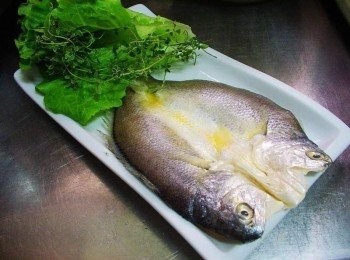 step2: 黃魚完全解凍後擦乾多餘水份ˊ 生菜葉和百理香也洗淨擦乾備用