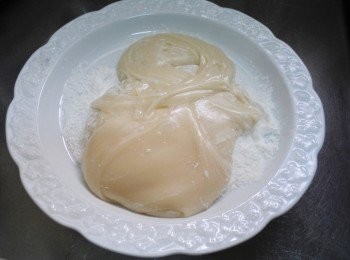 step8: 盤子上準備些日本太白粉ˊ雙手也沾一些ˊ 然後將完成麻薯表面均勻沾上(這樣才容易操作)