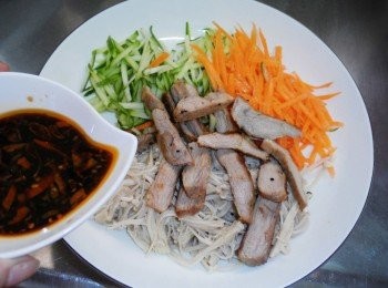 step4: 4.最後將<span class="group_3">醬汁</span>淋於所有處理好<span class="group_1">材料</span>上，拌勻並灑上芝麻粒即可