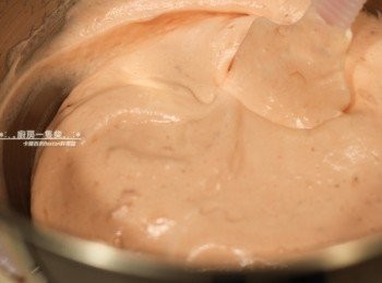 step6: 將打好的蛋白霜與蛋黃糊"輕輕"切拌均勻，倒入鋪有烘焙紙的烤盤中，烘烤約15分鐘。