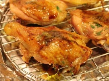 step3: 烤15分鐘時, 將雞肉從烤箱取出, 在塗抹一層醃肉的醬汁