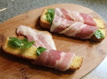 step1: 1條吐司邊捲半條的培根(** 捲的時候, 盡量拉緊, 在煎的時候比較不會蹦開) 中間放香菜或青蔥添加香氣** 香菜/青蔥的使用, 可以降低培根的油膩感