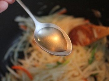 step4: 炒至馬鈴薯呈現半透明狀, 用鹽巴/雞粉調味後, 起鍋前加清醋與香油 即完成 (**酸度也可自行調整)