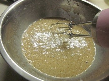 step2: 沙拉油60cc黑糖40g二砂糖20g蛋2個豆漿300cc拌勻