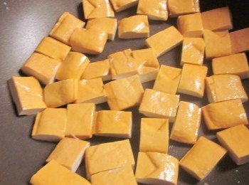 step2: 一片豆干切成6或9等份,鍋中加少許油再放入豆干拌炒,炒的途中可灑一點點水去除豆腥味,之後盛起備用