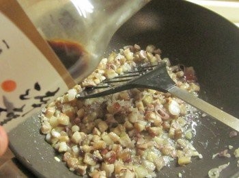 step4: 作法3.加入[醬汁]拌炒,蓋鍋蓋煮約40分鐘入味即為肉燥