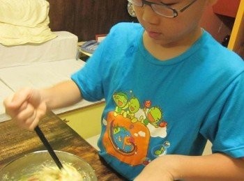 step2: 蔬菜切絲加入<span class="group_2">麵糊</span>