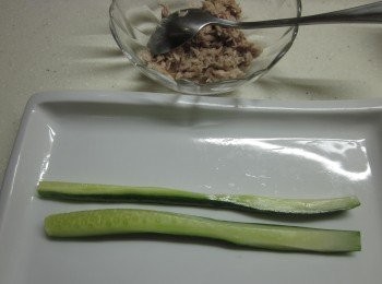 step1: 鮪魚罐頭瀝掉油,小黃瓜切條灑一點點塩使其軟化再用開水稍微沖一下備用