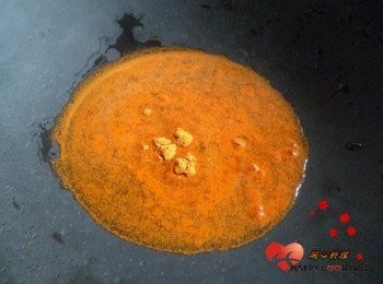 step1: 鍋中放水加入辣椒粉,我用台灣的2大匙,韓國的可以用4大匙