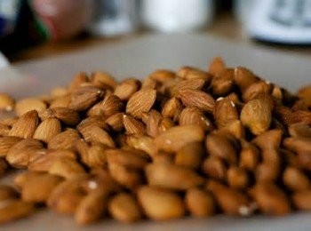 step3: 放入Rum酒,奶粉,塩及杏仁粒再次攪均