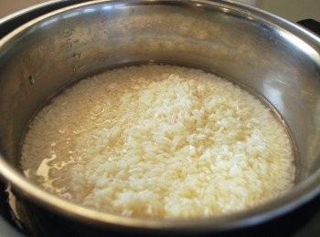 step2: 內鍋加入2杯量米杯的水、蔬菜油與鹽，外鍋加入1杯量米杯的水將糯米蒸熟，開關跳起後悶20分鐘