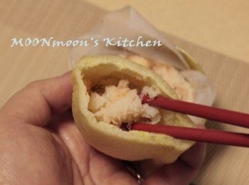 step5: 將調味煮滾，轉小火加入福袋，煮約5分鐘，其間反轉一次，先把煮好之福袋放在碟中。