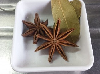 step3: 將水燒熱，加入八角及香葉燒滾。