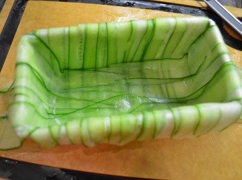 step7: 取一個長方形模具 18x 9x 7cm，將黃瓜片排入，一邊排一邊用手或小刀將黃瓜與模具緊貼。