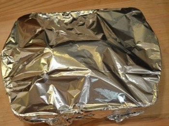 step11: 將牛柳取出放在盤上，用錫箔紙覆蓋著，靜置15分鐘，讓牛肉的纖維組織放鬆後，牛肉就會變得更加嫩滑。