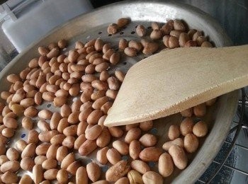 step4: 焗好13分鐘後,打開光波爐蓋炒一炒花生,噴上米酒,再焗多12一13分鐘