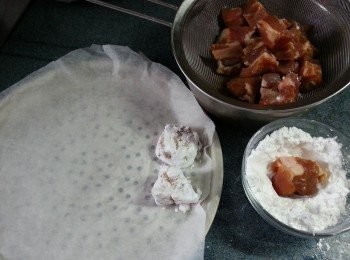 step3: 排骨醃好入爐前碌滿生粉,排於光波爐有洞蒸碟上(舖上牛油紙防痴底)