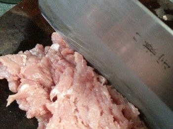 step3: 豬肉洗淨切成粒再剁碎