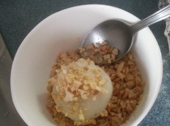 step14: 放入花生粉內碌,待湯圓沾滿花生粉即可