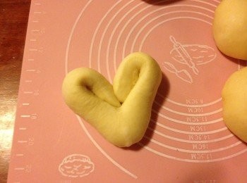 step8: 然後左右2邊向中間摺起, 形成心形