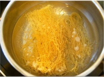 step2: 煮一鍋熱水，放入米粉煮5~10分鐘，撈起並瀝乾水分，隨後放入冰水中冰鎮片刻後，撈出瀝乾水分後備用。