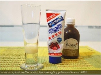 step2: 先將雀巢鷹牌煉乳依照個人喜好，酌量添加到玻璃杯中。