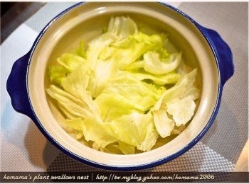 step2: 先將萵苣洗淨後，隨意撕成適當的大小，放置於最底層。