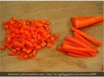 step3: 紅蘿蔔洗淨去皮後，分切成小塊狀。