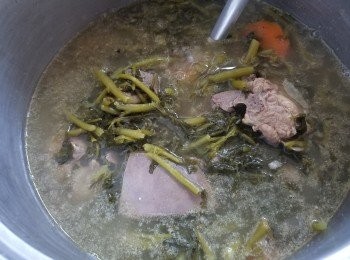 step11: 做法 :

用 2 片薑黃酒將豬骨 , 豬膶出水去腥備用 , 甘荀去皮後切件 , 將西洋菜用薑片，少少油炒至軟身及出水 , 再隔去水份 , 用 3 至 4 湯碗水 , 將材料放入 , 大火滾起 , 再轉中細火煲 2'1/2 小時 , 少少鹽熄火焗 45 分鐘 , 飲用