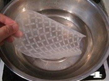 step4: 米紙用溫水泡軟，1—2分鐘即可。（浸泡時間過長或水溫過熱會使米紙破碎。）