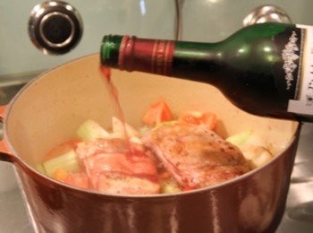 step4: 原鍋放入洋蔥與蒜瓣炒香軟化後，放入西洋芹、紅蘿蔔、牛蕃茄、洋菇拌炒，放入肉排，灑上黑胡椒、鹽拌炒後，倒入潘朵拉葡萄紅酒，蓋上鍋蓋，轉小火慢燉約30分鐘至肉排軟嫩蔬菜入味即完成。