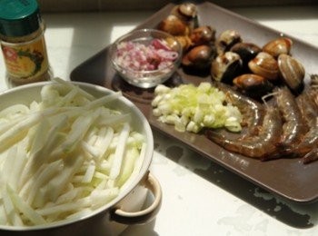 step1: 將蛤蜊洗淨，鮮蝦剪去尖刺、鬚與去泥腸。紅蔥頭切圓片，青蔥切蔥花，胡瓜切細長條狀。