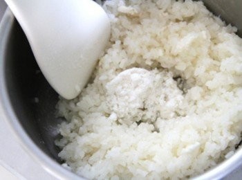 step2: 美國圓糯米加水放入電鍋煮好後，把椰奶粉、砂糖、鹽加入，並趁熱拌勻
