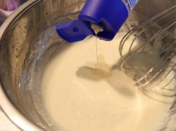 step3: 奶油乳酪+冷開水+鷹牌煉奶一邊隔水加熱，一邊攪拌至cream cheese至絲綢無顆粒狀態(煉奶不要一次加入，可於攪拌時嚐一下味道，再依個人喜好增加煉奶份量)，離火待稍為降溫至約50度C，倒入檸檬皮屑、檸檬汁拌勻，再將吉利丁擠乾水分後，放入<span class="group_2">內餡</span>中攪拌均勻。