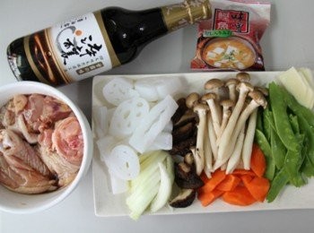 step1: 乾香菇泡水軟後瀝乾水份。蒟蒻用滾水川燙瀝乾水份。雞腿塊以<span class="group_2">醃料</span>略醃10~15分鐘。