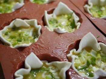 step4: 灑上蔥花增味，全數如此。(烤箱前)