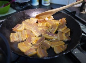 step3: 控肉均勻等分切塊立即大火快炒一番。