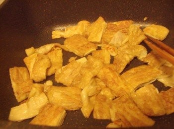 step3: 3.接著加入豆皮ˊ煸炒至雙面金黃ˊ散發香氣