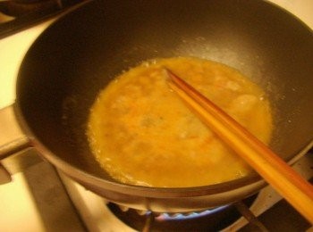 step3: 原鍋倒除油，加入麻婆肉醬和玉米粉水約100cc煮滾