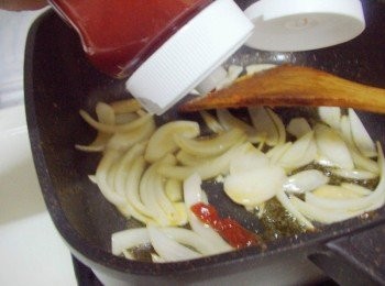 step4: 4.加入3大匙100%純天然 亨氏番茄醬ˊ 番茄醬一定要拌炒茄紅素才能釋放出來ˊ 也會顯得更油亮哦。